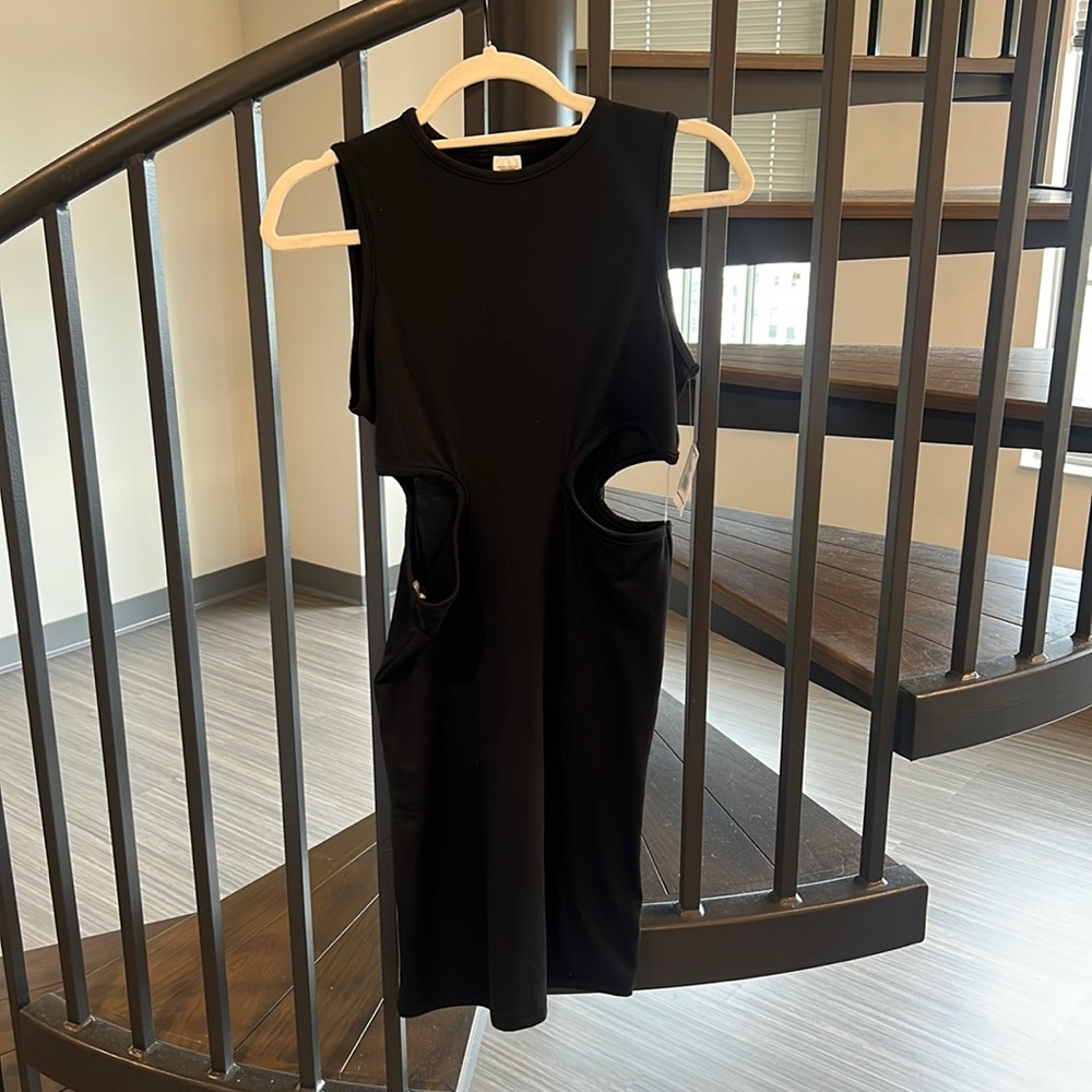 BLACK MINI DRESS W/ SIDE CUTOUTS | SZ M